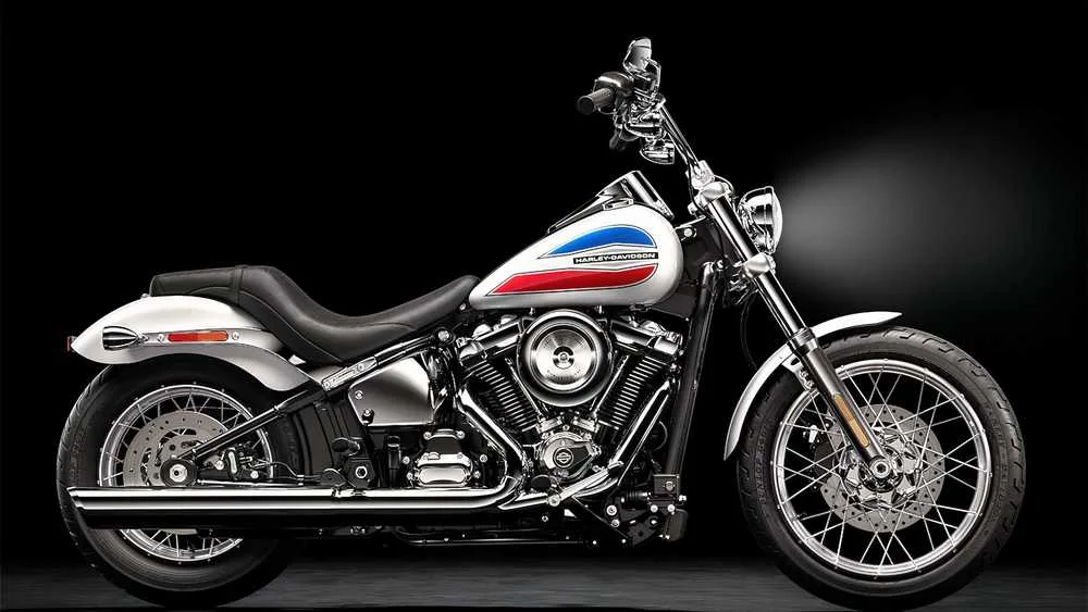 نمای جلوی Harley-Davidson Super Glide 2026 با تاکید بر طراحی چراغ های LED نمای جلوی Harley-Davidson Super Glide 2026 با تاکید بر طراحی چراغ های LED