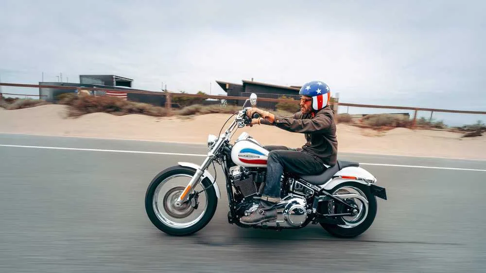 طراحی صندلی و پنل های کناری Harley-Davidson Super Glide 2026 با روکش چرمی طراحی صندلی و پنل های کناری Harley-Davidson Super Glide 2026 با روکش چرمی
